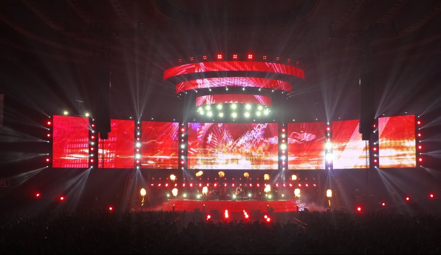赤いLEDビジョンとパイロ（炎）演出のアリーナステージ